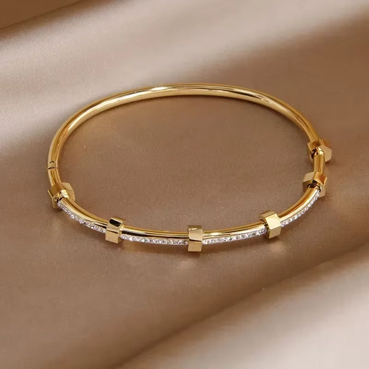 Madison - Bright Golden Plated Bracelet with Moissaniet cover
